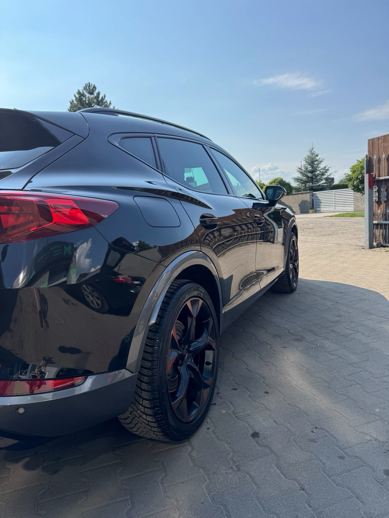 Auto przy siedzibie Auto Spec