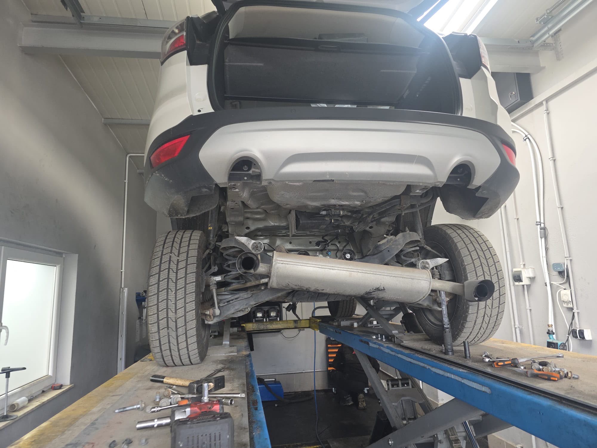 Samochód na podnośniku w Auto Spec